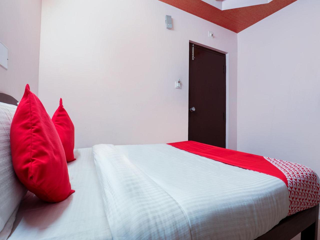 Oyo 10711 Hotel Nsnr Residency Visakhapatnam Bagian luar foto
